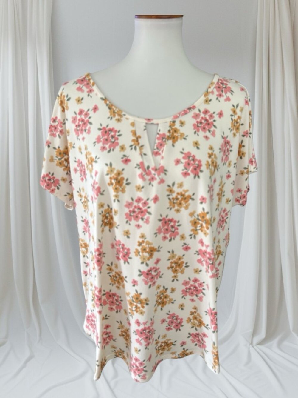 Expresso Off White/Multicolor Floral Keyhole Front Top-Size 2X-See Measurements
